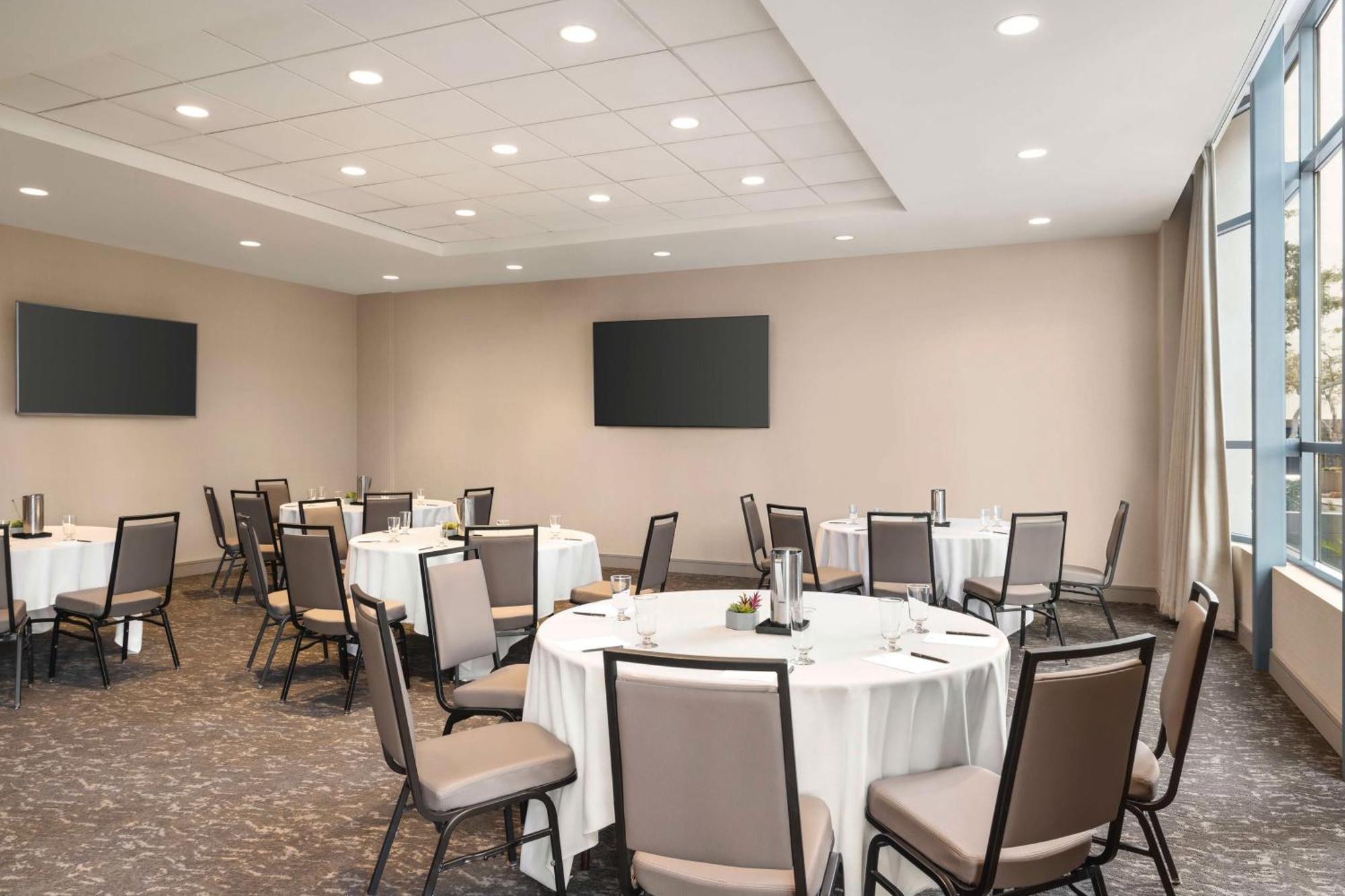 Embassy Suites By Hilton Phoenix Downtown North Exteriör bild